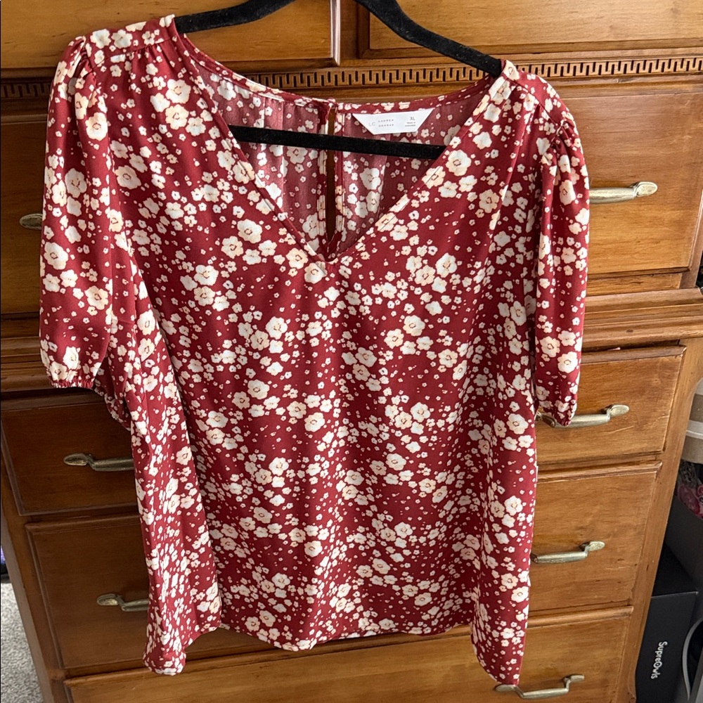 LC Lauren Conrad Burgundy Floral V-Neck Short Sleeve Top